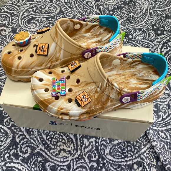 CROCS - New Cinnamon Toast Crunch Limited Edition + SIX Extra Charms FREE - Picture 4 of 10